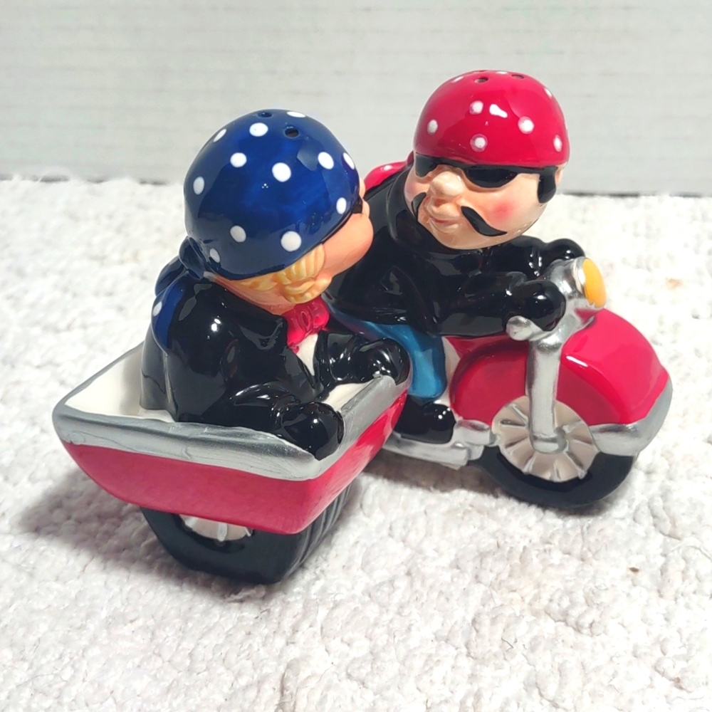 Motorcycle Riders Salt/Pepper Shakers - Picture 3 of 3